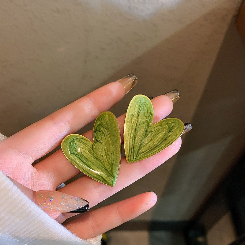 琺瑯愛心花朵誇張耳釘－細節特寫21｜https://igowo.tw/