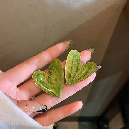 琺瑯愛心花朵誇張耳釘－細節特寫21｜https://igowo.tw/