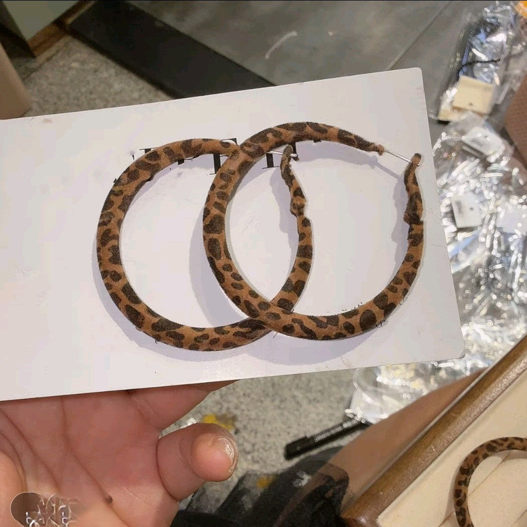 壓克力豹紋簡約耳釘－細節特寫20｜https://igowo.tw/