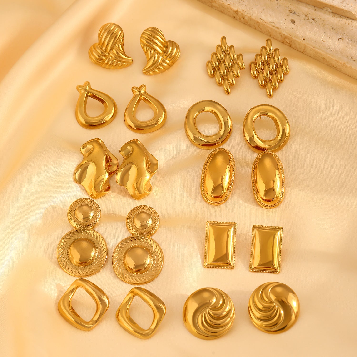 金色不鏽鋼橢圓耳釘－細節特寫1｜https://igowo.tw/