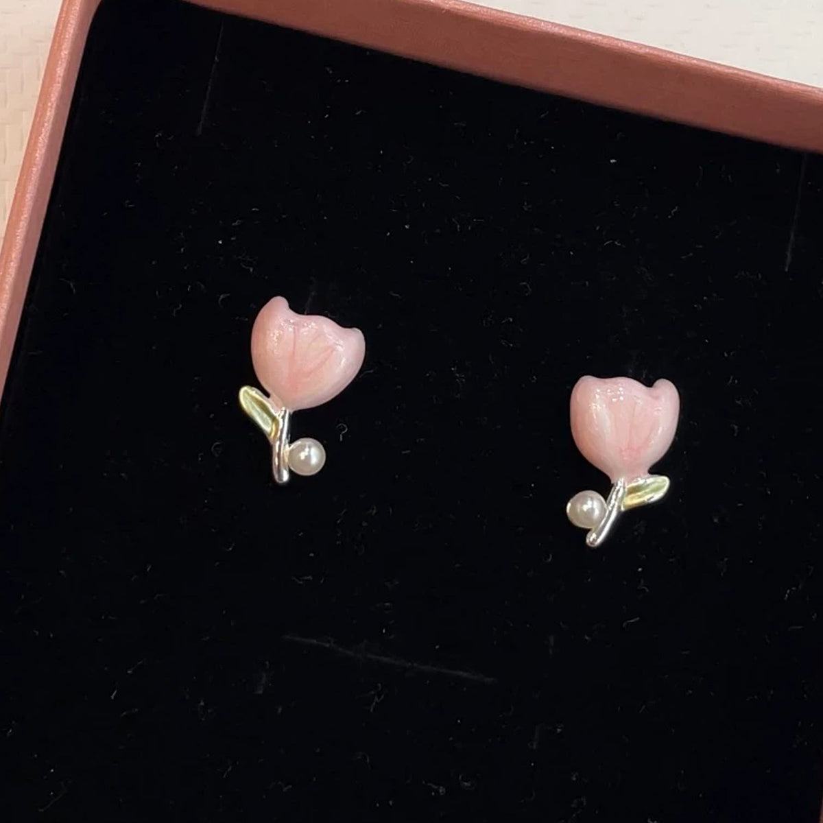 琺瑯珍珠鬱金香耳環－粉色款實拍｜https://igowo.tw/