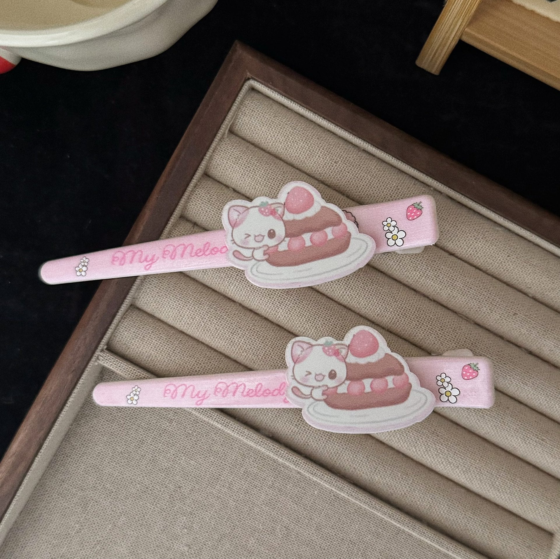 粉色壓克力甜點髮夾－商品主圖｜https://igowo.tw/