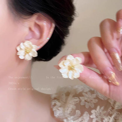 白色花朵耳環－藍款細節｜https://igowo.tw/