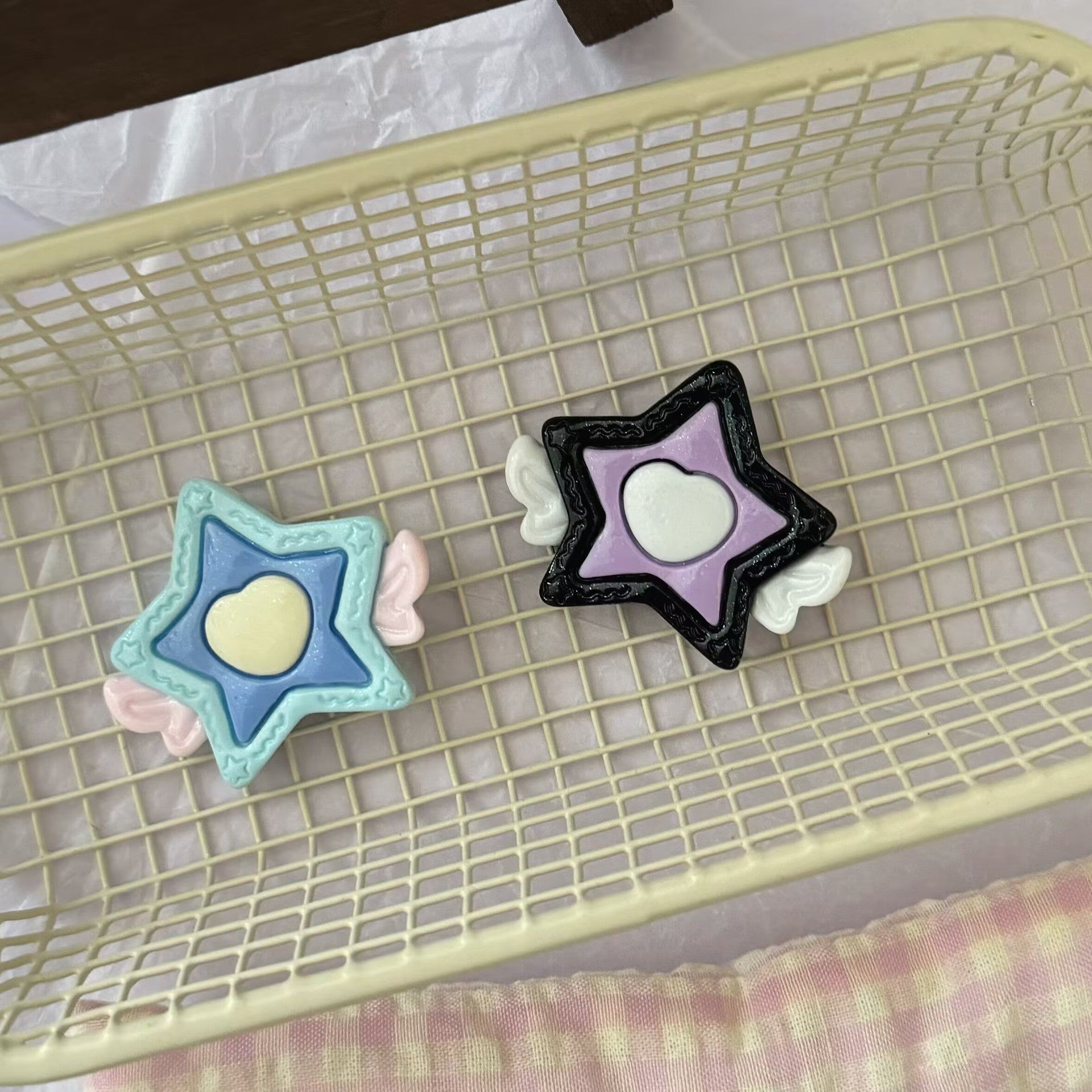 繽紛翅膀星星髮夾－黑色星星髮夾款實拍｜https://igowo.tw/
