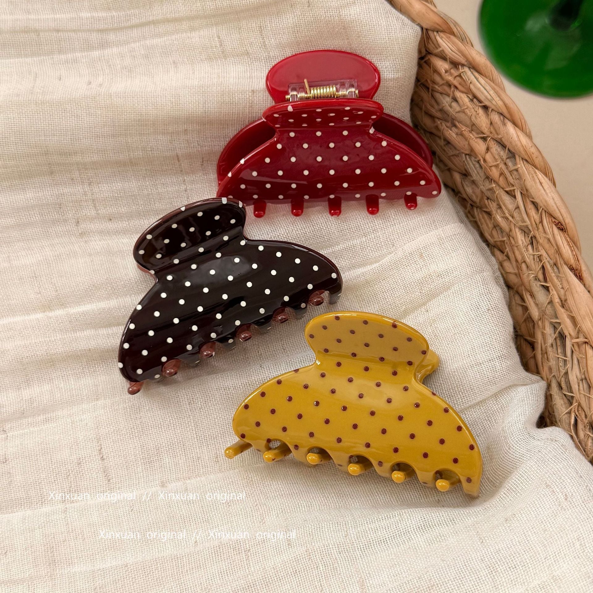 醋酸板材扇形鯊魚夾－紅色髮繩款實拍｜https://igowo.tw/