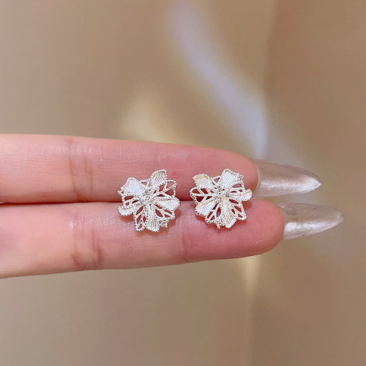 花朵鏤空耳釘－商品主圖｜https://igowo.tw/