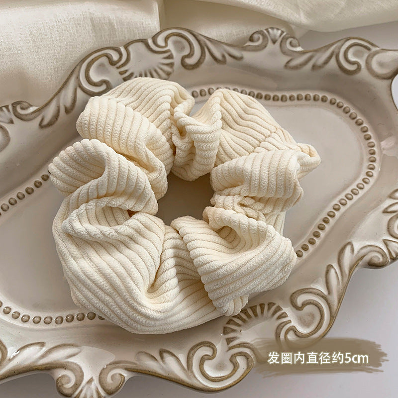 棕色絨面大腸圈髮圈－毛毛款細節｜https://igowo.tw/