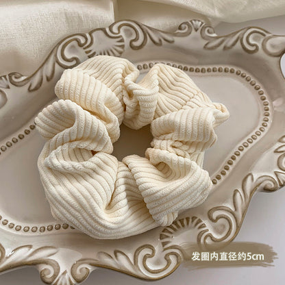 棕色絨面大腸圈髮圈－毛毛款細節｜https://igowo.tw/