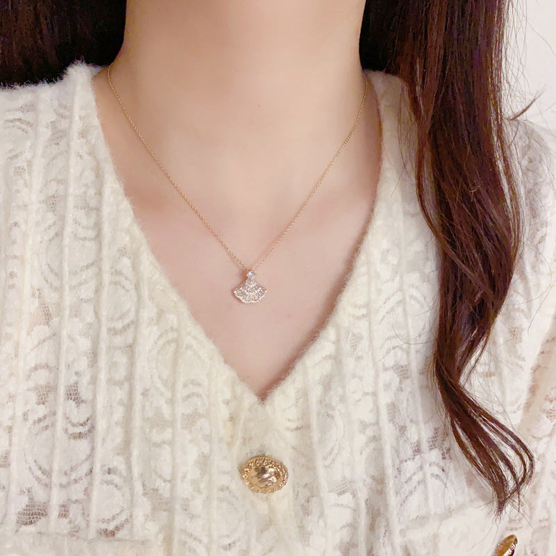 S925鋯石扇形微鑲耳釘－細節特寫1｜https://igowo.tw/