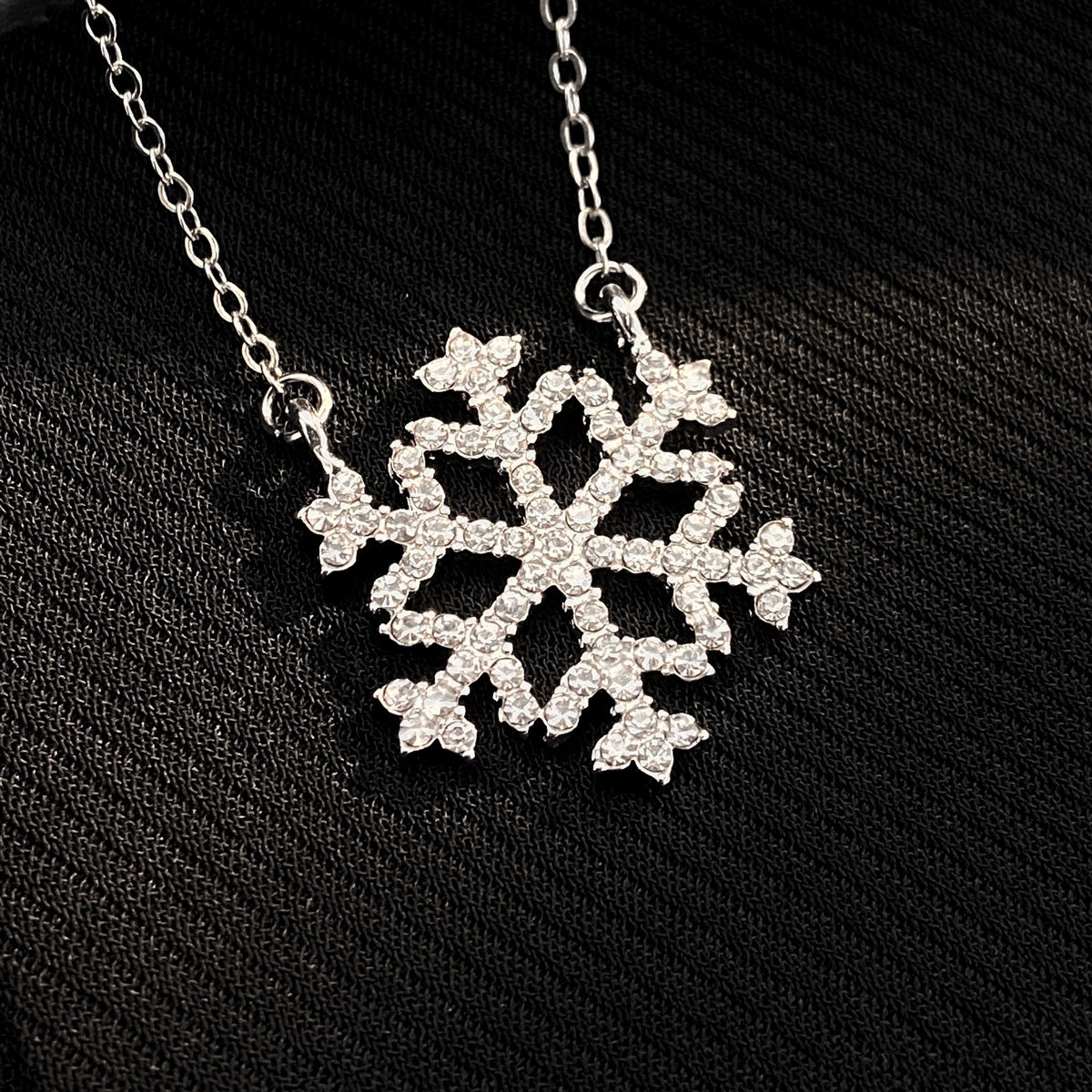 鋯石金屬雪花墜飾項鍊－細節特寫5｜https://igowo.tw/
