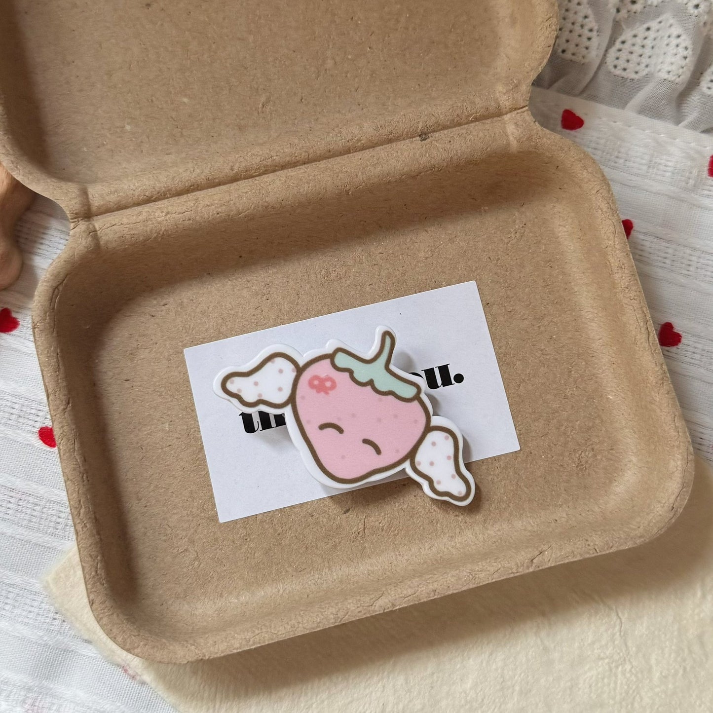 粉色壓克力草莓髮夾－草莓翅膀髮夾款實拍｜https://igowo.tw/