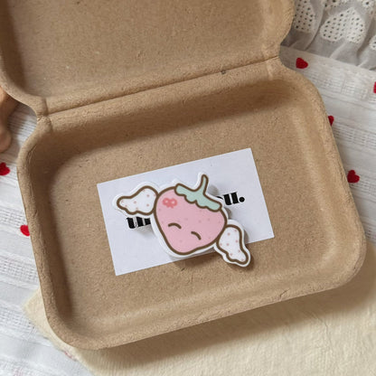 粉色壓克力草莓髮夾－草莓翅膀髮夾款實拍｜https://igowo.tw/
