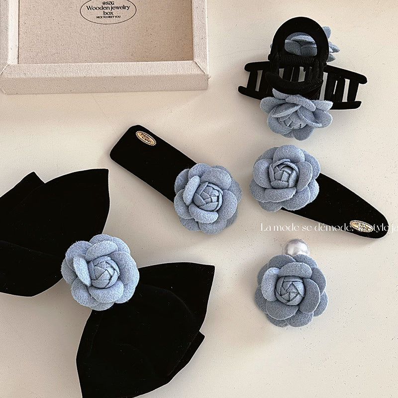 絨面山茶花蝴蝶結髮夾－商品主圖｜https://igowo.tw/