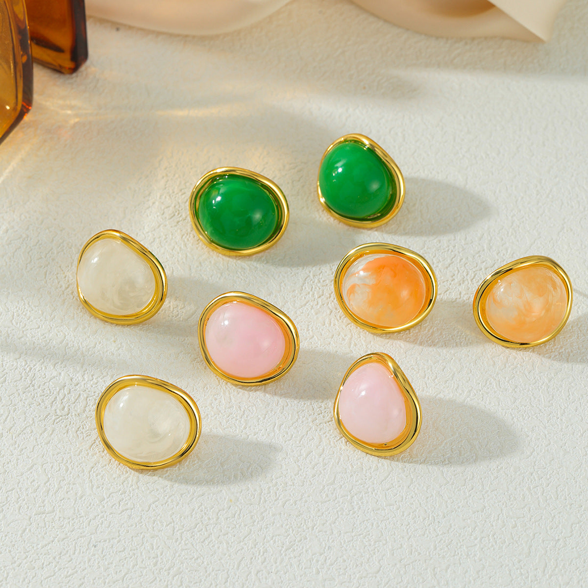 樹脂橢圓暈染耳釘－細節特寫2｜https://igowo.tw/