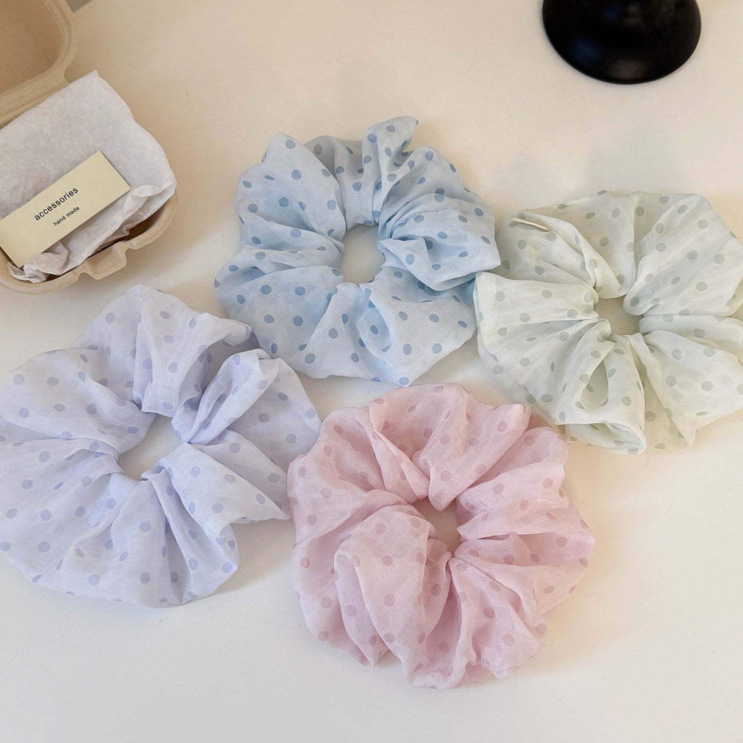 繽紛網紗波點髮圈－粉色大腸圈款細節｜https://igowo.tw/