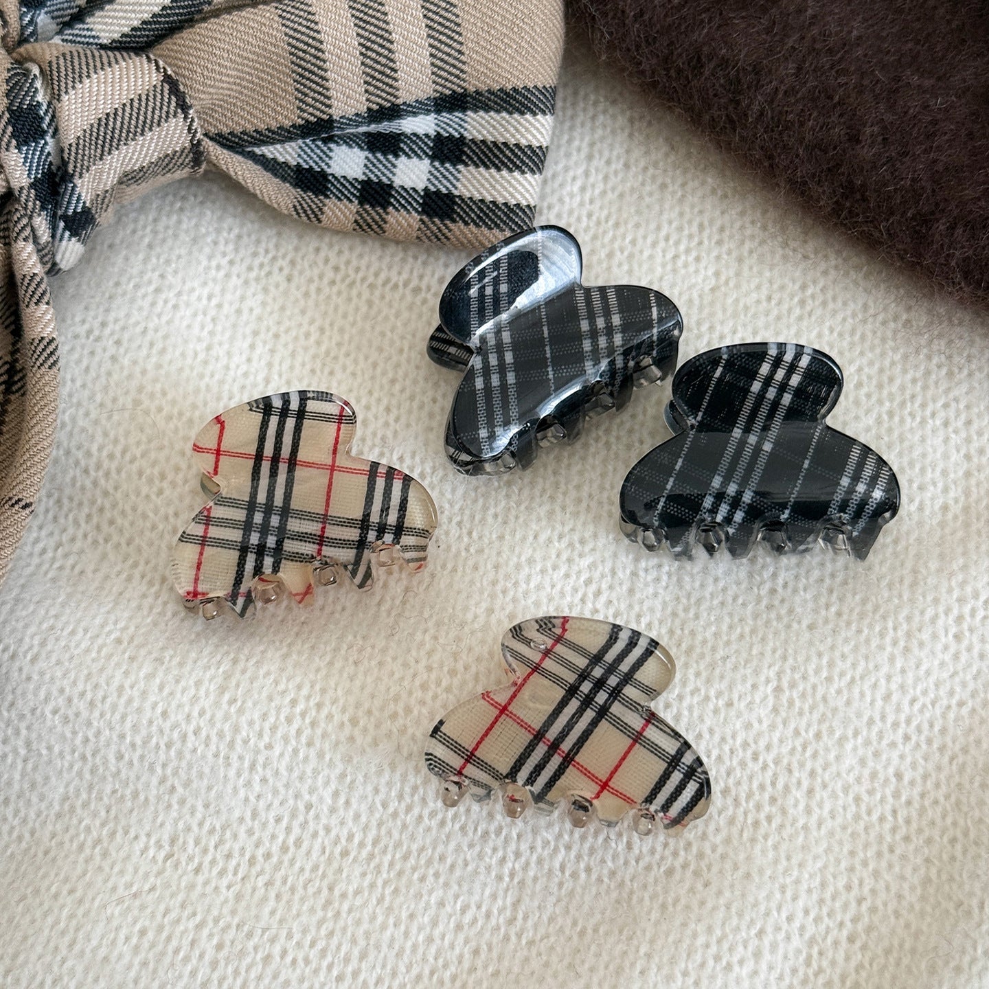 格紋簡約鯊魚夾－商品主圖｜https://igowo.tw/