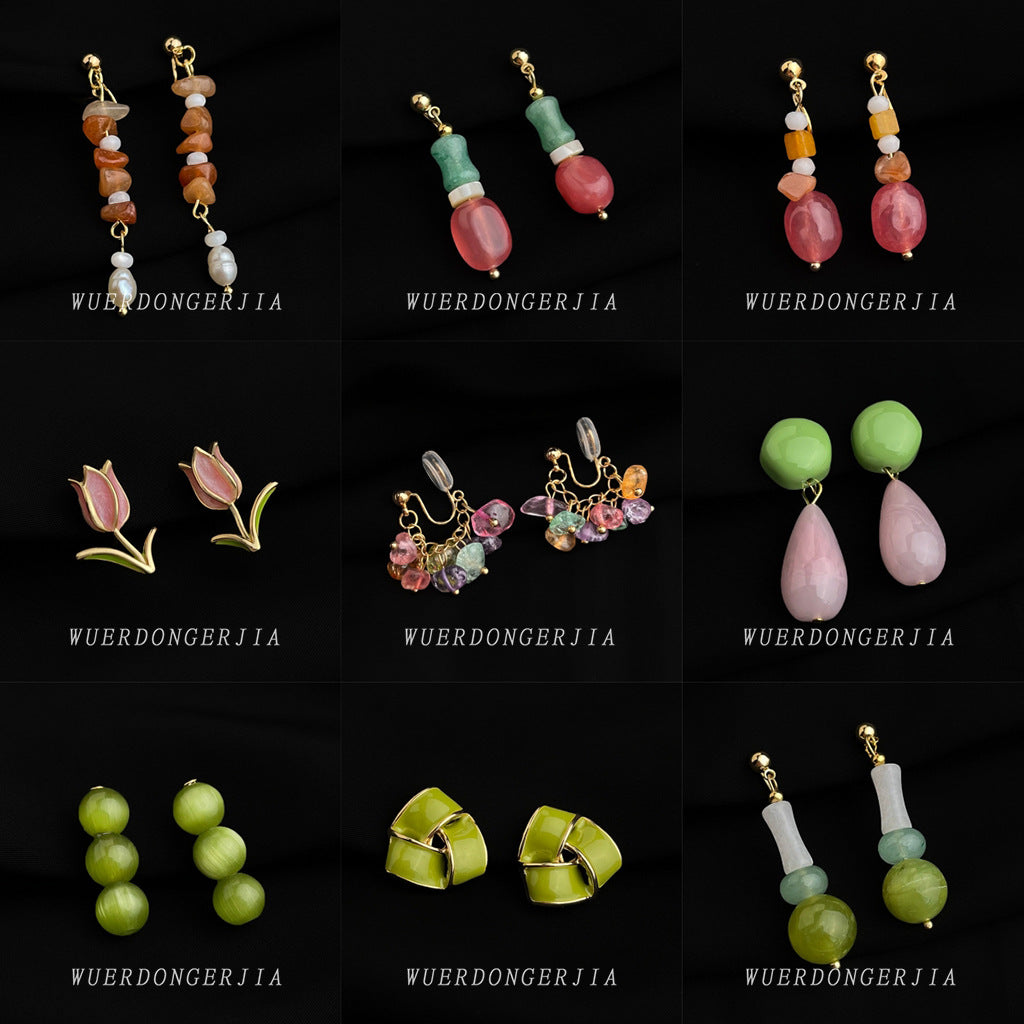 金色琺瑯花朵耳夾－細節特寫2｜https://igowo.tw/