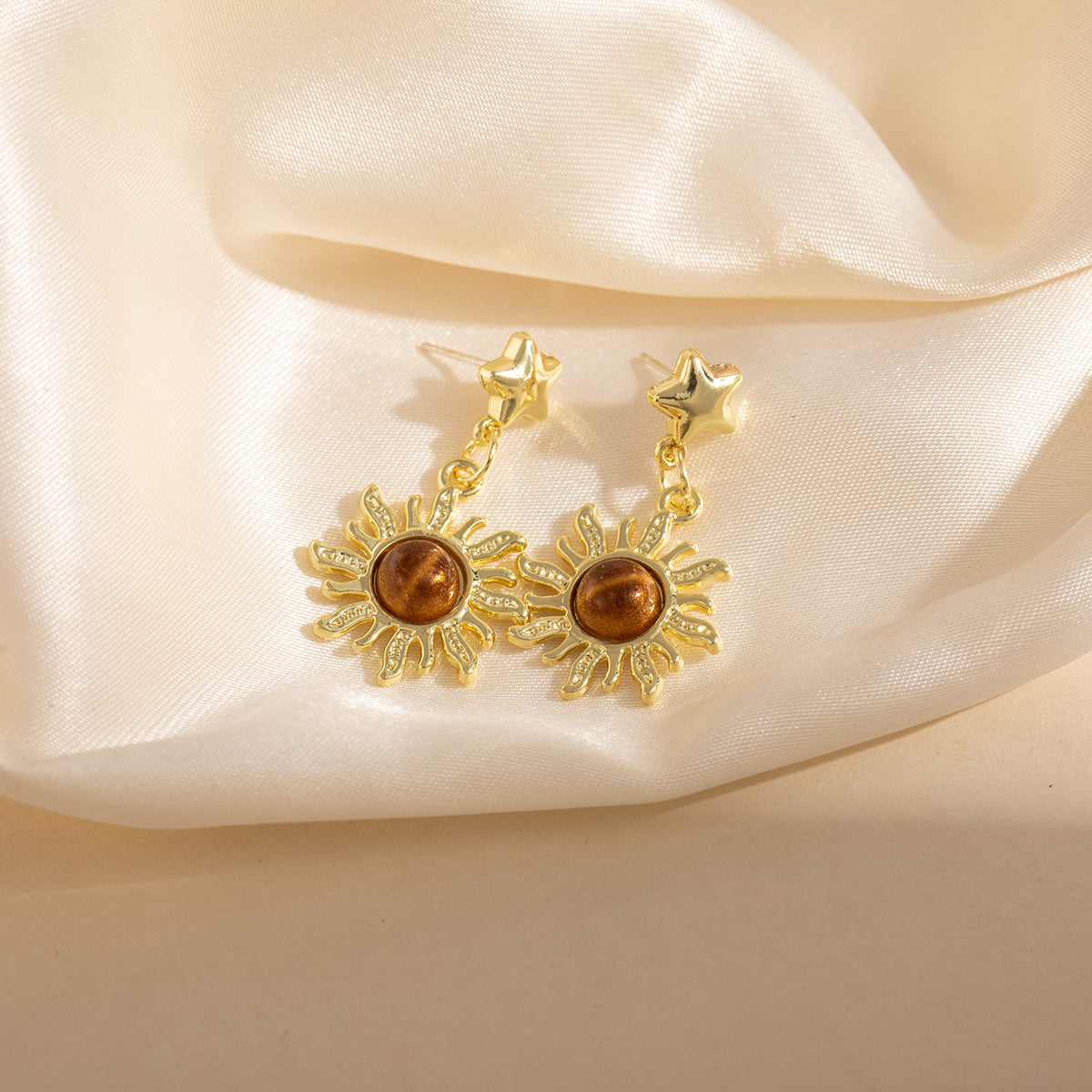 琥珀色愛心鑲鑽耳墜－細節特寫2｜https://igowo.tw/