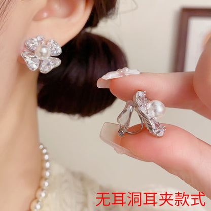 珍珠鋯石花朵微鑲耳夾－商品主圖｜https://igowo.tw/