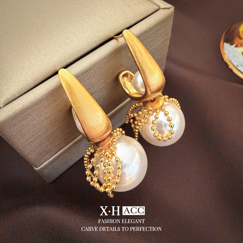 金色愛心拉絲簡約耳釘－細節特寫31｜https://igowo.tw/