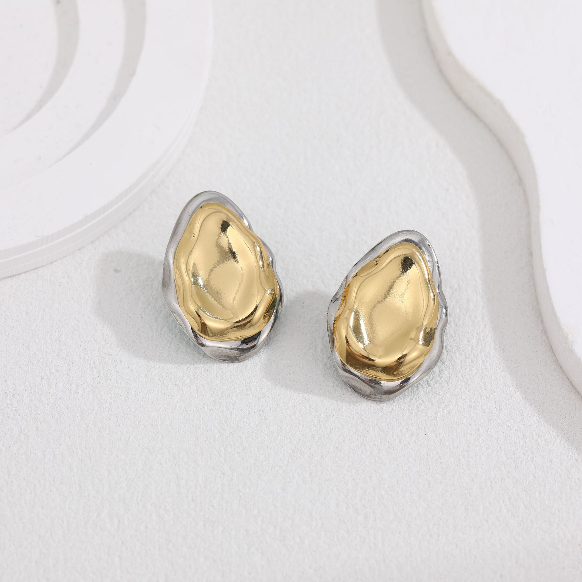 撞色不鏽鋼水滴耳釘－第二視角實拍｜https://igowo.tw/